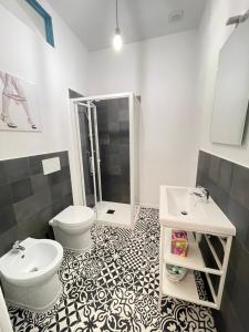 La salle de bains est pourvue de toilettes et d'un lavabo. dans l'établissement Casa Reale, à Turin