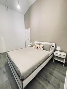 una camera da letto con un letto con due orsacchiotti sopra di Casa Reale a Torino