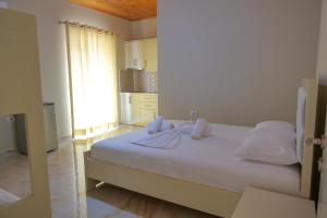 Un pat sau paturi într-o cameră la Vila Balani