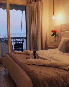 una camera d'albergo con un grande letto e vista di marilena a Néa Epídhavros