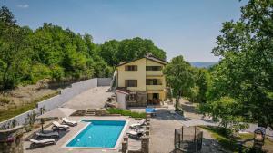 - Vistas al exterior de una casa con piscina en Villa Brbon - Serene Getaway, en Krbune