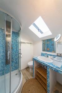 uma casa de banho com um chuveiro, um lavatório e um WC. em Golden Summerhouse em Komiža