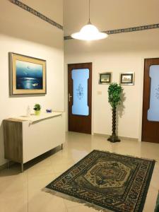 Lobby alebo recepcia v ubytovaní Apartment for 2 in Catania, B&B Le voci del mercato