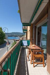 a wooden table on the balcony of a building at Appartamento a Rapallo a 100 mt dalla spiaggia in Rapallo