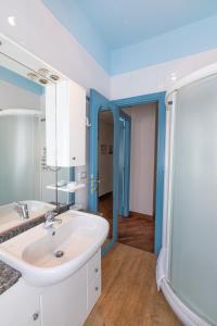 a bathroom with a sink and a shower at Appartamento a Rapallo a 100 mt dalla spiaggia in Rapallo