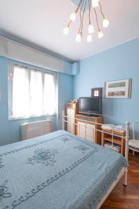 a blue bedroom with a bed and a tv at Appartamento a Rapallo a 100 mt dalla spiaggia in Rapallo