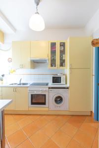a kitchen with a stove and a microwave at Appartamento a Rapallo a 100 mt dalla spiaggia in Rapallo