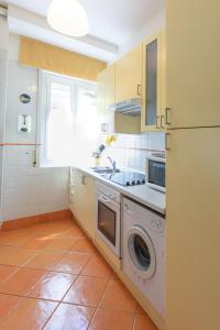 a kitchen with a washing machine and a sink at Appartamento a Rapallo a 100 mt dalla spiaggia in Rapallo