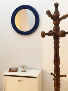 um espelho numa parede ao lado de uma cómoda e de uma mesa em Flat for 2 in Catania, with new air conditioning system 2023, B&B Le voci del mercato em Catânia