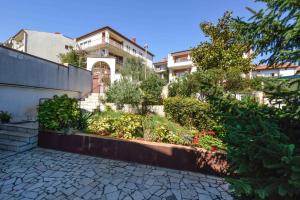 ein Garten vor einem Haus in der Unterkunft Apartment in Pula with Two-Bedrooms 3 in Pula