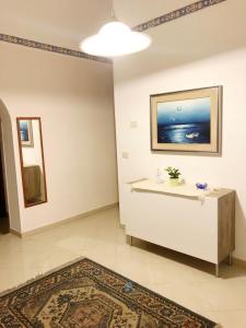 um quarto com uma mesa e uma imagem na parede em Flat for 2 in Catania, with new air conditioning system 2023, B&B Le voci del mercato em Catânia