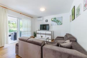 Televízia a/alebo spoločenská miestnosť v ubytovaní Villa Ana