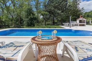 Bazén v ubytovaní Villa Ana alebo v jeho blízkosti
