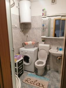 un piccolo bagno con servizi igienici e lavandino di DreamView a Brodarica