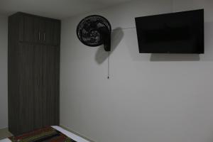 Μια τηλεόραση ή/και κέντρο ψυχαγωγίας στο Hotel Pereira 421