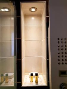 a shower with two bottles of honey in a bathroom at Gare - Polygone Scientifique - Palais de Justice in Grenoble +23 photos