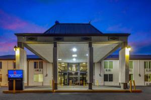 a building with a gazebo in front of it at Motel 6 Indianapolis, IN in Indianapolis