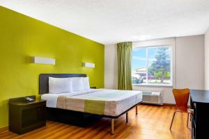 ein Hotelzimmer mit einem Bett und einem Fenster in der Unterkunft Motel 6 Indianapolis, IN in Indianapolis