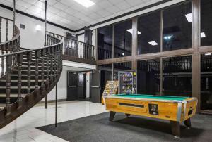 Motel 6 Indianapolis, IN tesisinde bir bilardo masası