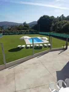 Výhľad na bazén v ubytovaní BUELIÑA DA CARBALLEIRA alebo v jeho blízkosti