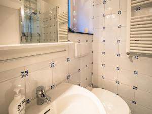 Kúpeľňa v ubytovaní Refilea Sea View Tower Villa + 37 fotografií
