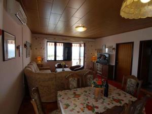 een woonkamer met een tafel en een bank bij Apartment in Kožino with sea view, balcony, air conditioning, WiFi (4262-1) in Kožino