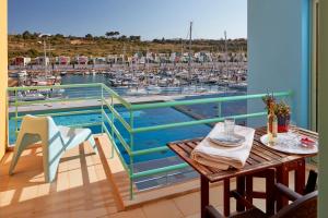 balcón con mesa y vistas al puerto deportivo en Apartment Orada Marina, en Albufeira