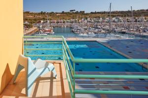 una piscina en un balcón con puerto deportivo en Apartment Orada Marina, en Albufeira