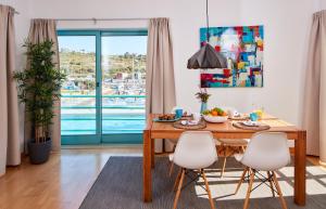 comedor con mesa, sillas y piscina en Apartment Orada Marina, en Albufeira