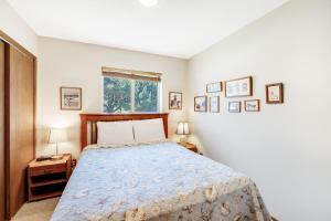 un dormitorio con una cama y una ventana en Arthur's Court, en Oceanside