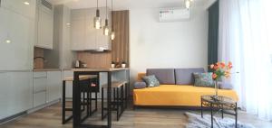 salon z kanapą i kuchnią w obiekcie Apartament Green Diamond Rakowicka w Krakowie