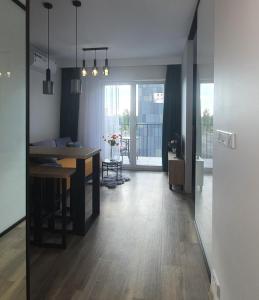 salon ze stołem jadalnym i kuchnią w obiekcie Apartament Green Diamond Rakowicka w Krakowie