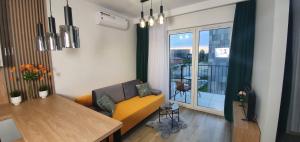 salon z kanapą i stołem w obiekcie Apartament Green Diamond Rakowicka w Krakowie