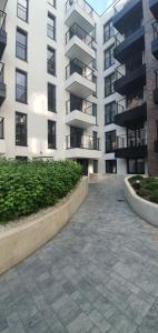 pusty dziedziniec przed budynkiem w obiekcie Apartament Green Diamond Rakowicka w Krakowie +11 zdjęć