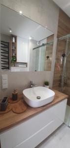 łazienka z białą umywalką i prysznicem w obiekcie Apartament Green Diamond Rakowicka w Krakowie