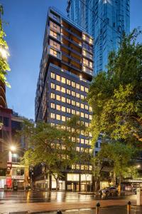 墨爾本的住宿－Brady Apartment Hotel Hardware Lane，一座高大的建筑,城市里灯火通明