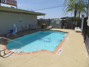 Bazén v ubytovaní Super 8 by Wyndham Pleasanton alebo v jeho blízkosti