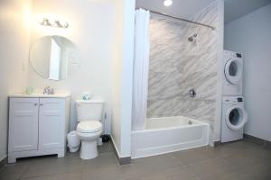 een badkamer met een toilet, een wastafel en een douche bij Garfield Beach House in Wildwood