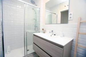 Kúpeľňa v ubytovaní EL RINCON DE LA MERCED junto Laurel Aire acondicionado By Apartamentos Logrono