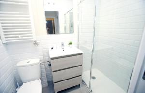 Kúpeľňa v ubytovaní EL RINCON DE LA MERCED junto Laurel Aire acondicionado By Apartamentos Logrono