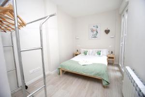 Posteľ alebo postele v izbe v ubytovaní EL RINCON DE LA MERCED junto Laurel Aire acondicionado By Apartamentos Logrono