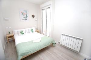 Posteľ alebo postele v izbe v ubytovaní EL RINCON DE LA MERCED junto Laurel Aire acondicionado By Apartamentos Logrono