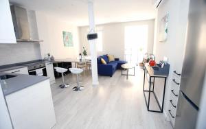 Kuchyňa alebo kuchynka v ubytovaní EL RINCON DE LA MERCED junto Laurel Aire acondicionado By Apartamentos Logrono