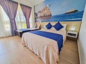 um quarto com uma cama grande com travesseiros azuis em Hotel Santa Clara Doradal em Doradal