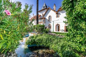 ein großes weißes Haus mit einem Fluss davor in der Unterkunft Dona Amélia in Abrantes