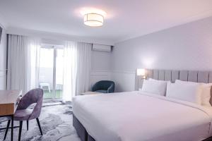 een hotelkamer met een groot bed en een bureau bij Comfort Inn Towradgi Beach in Wollongong