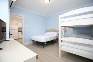 Двухъярусная кровать или двухъярусные кровати в номере Garfield Beach House