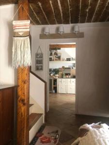 salon z klatką schodową prowadzącą do kuchni w obiekcie Loue maison de village à Hyères/ les Borrels w Hyères +15 zdjęć