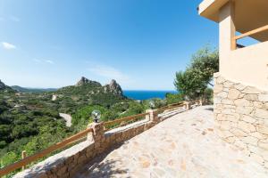 uma vista para o oceano a partir de uma casa em villa aloe 2 em Costa Paradiso