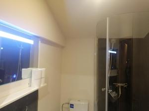 Ein Badezimmer in der Unterkunft Border Bliss - Private Room with Bathroom in a Cozy Home